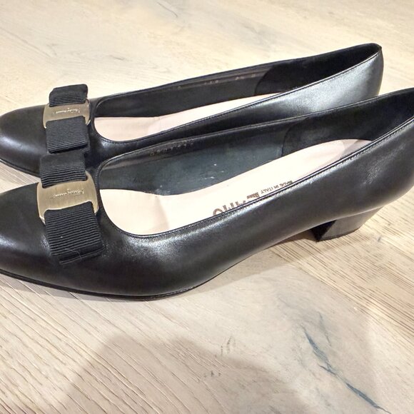 Ferragamo black vara pump - Picture 2 of 13